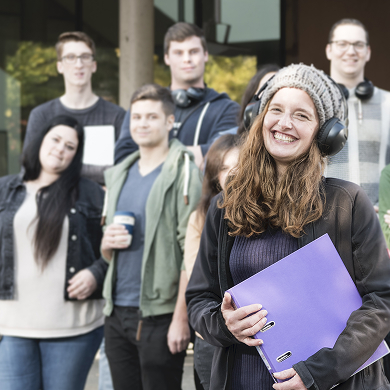 Eine Gruppe fröhlicher Studierende