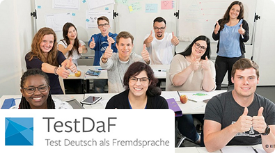 Gruppe von Menschen bei TestDaF-Vorbereitung, Daumen hoch für Erfolg und Motivation.